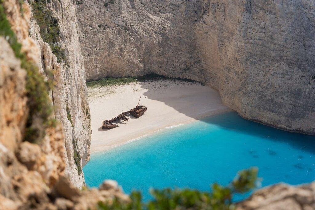 shipwreck-Sarakiniko-Beach