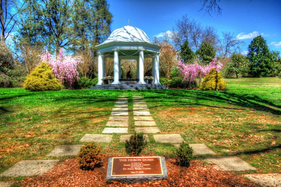 Top Romantic Spots: Places To Visit In Tennessee For Couples 10 gazebo-spring-blooming-tennessee