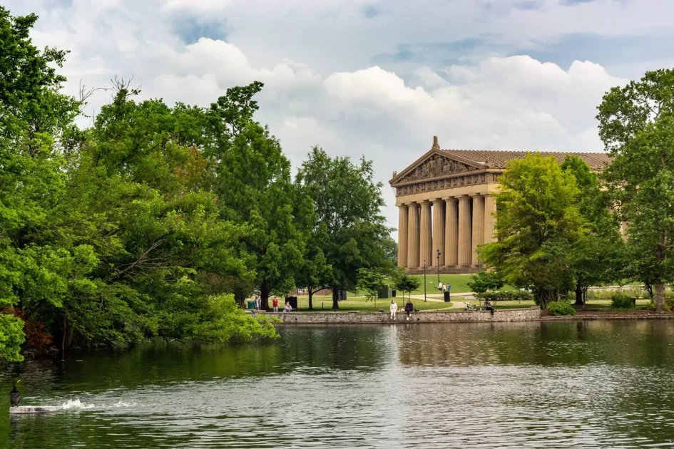 Top Romantic Spots: Places To Visit In Tennessee For Couples 6 parthenon-centennial-park-pond